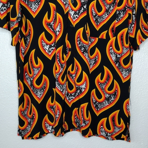 NWT Urban Outfitters Men's Flames Print Short Sleeve Casual Button Down Shirt - Picture 4 of 12